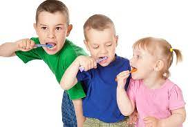 kinderen poetsen tanden